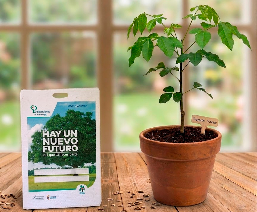 Escarapela personalizada de papel semilla para congresos y eventos empresariales.