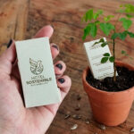 Empaque de jabón germinable para hoteles sostenibles elaborado con papel semilla biodegradable.