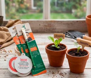 Kit ecológico para congresos con escarapela personalizada y bolígrafo germinable.