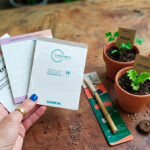 Kit con escarapela y bolígrafo germinable personalizado para eventos, congresos y regalos corporativos ecológicos.