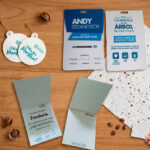 Kit para ferias empresariales con escarapela germinable y bolígrafo ecológico.