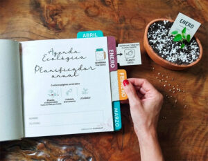 Agenda germinable personalizada elaborada con papel semilla, ideal para regalos corporativos ecológicos.